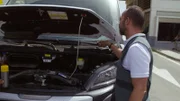 Grenzbeamte kontrollieren den Wagen