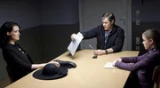 Finn (Sven Martinek, M.) und Sandra (Marie-Luise Schramm, r.) nehmen die Geschäftsführerin der Modefirma , Maryvonne Paulsen (Claudia Mehnert, l.) beim Verhör in die Mangel. Sie steht im Verdacht, den Parfümeur umgebracht zu haben.