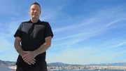 In Palma de Mallorca wird die Luxusyacht La Dea Zwei auf ein Frachtschiff gehoben und unter dem Kommando von Simon Kenion weitertransportiert.