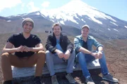 Puerto Montt in Chile. Von links: Pablo Grande, Arno Koch und Florian Pfaff machen einen Ausflug auf den Vulkan Osorno.