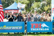 Feuern Hotch beim FBI-Triathlon an: Derek (Shemar Moore, 2.v.l.), Prentiss (Paget Brewster, r.), JJ (A. J. Cook, 2.v.r.), Reid (Matthew Gray Gubler, 3.v.r.), Rossi (Joe Mantegna, l.), Garcia (Kirsten Vangsness, 3.v.l.) und Jack (Cade Owens, oben) ...