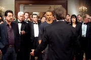 Bei den Ermittlungen in einem neuen Fall, stoßen Prentiss (Paget Brewster, 3.v.r.), Morgan (Shemar Moore, 6.v.l.) und Rossi (Joe Mantegna, l.) auf James Stanworth (Philip Casnoff, vorne). Doch ist er der gesuchte Täter?