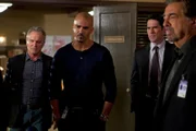 Versuchen, einen Serientäter zur Strecke zu bringen: Detective Tom Landry (John Posey, l.), Morgan (Shemar Moore, 2.v.l.), Hotch (Thomas Gibson, 2.v.r.) und Rossi (Joe Mantegna, r.) ...