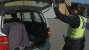 In einem Auto in Kapellskär entdeckt Malin versteckte Welpen.