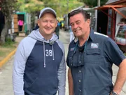 Puerto Montt in Chile. Gästebetreuer und Reiseleiter Bernd Wallisch und Kreuzfahrtdirektor Thomas Gleiß (rechts) laufen durch Puerto Montt.
