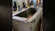London, UK -2023: Das Britische Museum. Sarkophag von Nectanebo II (Nakhthorheb), der später als rituelles Bad in der Attarin-Moschee an der ehemaligen Athanasius-Kirche verwendet wurde. letzter einheimischer König von Ägypten