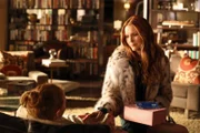 Meredith (Darby Stanchfield, r.) kommt spontan zu Besuch, um sich um ihre kranke Tochter Alexis (Molly C. Quinn, l.) zu kümmern ...