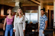 Juliet Higgins (l., Perdita Weeks), Melinda Parker (Karissa Lee Staples) und Thomas Magnum (Jay Hernandez)  +++