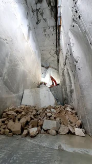 Lademaschinen im Marmorbruch