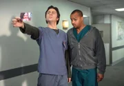 "Scrubs - Die Anfänger", "Meine Eifersucht." Keith verlässt für ein paar Tage die Stadt. J.D freut sich, Elliot in dieser Zeit ganz für sich zu haben. Doch hat er nicht mit der Ankunft ihrer früheren College-Freundin gerechnet. J.D. ist völlig zwiegespalten. Einerseits flirtet er mit der jungen Frau, andererseits kämpft er gegen sie um Elliots Aufmerksamkeit.Im Bild (v.li.): Zach Braff (John 'J.D.' Dorian), Donald Faison (Chris Turk).