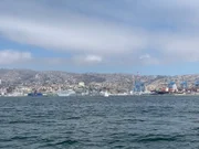 Blick vom Segelboot auf den Hafen von Valparaiso in Chile.