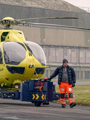 Pete Rhodes zieht den Hubschrauber auf die Startbahn hinaus.