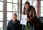 Der selbst ernannte Wunderheiler Martin Neuenfels wird in seinem Haus ermordet und an seine Behandlungsliege gefesselt aufgefunden. Sandra Schwartenbeck (Marie-Luise Schramm, l.) und Finn Kiesewetter (Sven Martinek, r.) ermitteln - ist der Mann auf dem Phantombild der Täter?