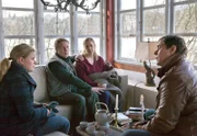 ARD HEITER BIS TÖDLICH - MORDEN IM NORDEN FOLGE 13 (WH.), "Tödliche Heilung", am Dienstag (15.10.13) um 18:50 Uhr im ERSTEN. Der selbst ernannte Wunderheiler Martin Neuenfels wird in seinem Haus ermordet und an seine Behandlungsliege gefesselt aufgefunden. Sandra Schwartenbeck (Marie-Luise Schramm, l.) und Finn Kiesewetter (Sven Martinek, r.) befragen Lisa Lechner (Dagmar Leesch, 2.v.r.), sie war die letzte Patientin, die Neuenfels vor seinem Tod behandelt hat. Ihr Mann, Klaus Lechner (Helmut Zhuber, 2.v.l.) war Neuenfels' Gärtner.
