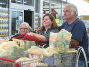 Amanda und ihre Eltern mit der Beute