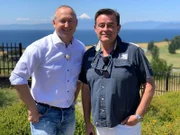 Puerto Montt in Chile. Gästebetreuer Bernd Wallisch und Kreuzfahrtdirektor Thomas Gleiß (rechts) laufen durch Puerto Montt.