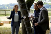 Pathologin Mai (Sina Wilke, l.) übergibt Polizist Mohr (Max Müller, M.) und Kommissar Hansen (Igor Jeftic, r.) ein Fundstück vom Tatort.