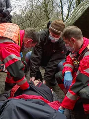 Die Hubschrauberstaffel der Yorkshire Air Ambulance hilft einer verletzten Person