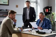 Controller Andreas Lorenz (Ben Blaskovic, l.) erklärt den Kommissaren Hofer (Joseph Hannesschläger, r.) und Hansen (Igor Jeftic, M.), wie es sein kann, dass er zur fraglichen Zeit am Tatort gesehen wurde.