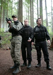 Erkennen McKay (David Hewlett, M.) und Dr. Beckett (Paul McGillion, r.) rechtzeitig, wie sie die tödliche Wirkung des Generators ausschalten können?