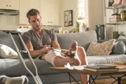 Nachdem sich Kevin (Justin Hartley) am Set verletzt, liegt seine Schauspielkarriere auf Eis und die Verletzung reißt alte Wunden auf - körperlich und seelisch ...