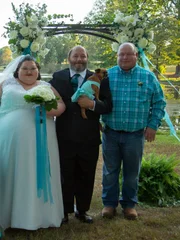 Tammy, Amy, Michael, Little bit, and Jason pose for a group photo under the arbor.