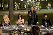 Einen Toast auf das Brautpaar: Penelope (Kirsten Vangsness, l.), Prentiss (Paget Brewster, 2.v.l.), Rossi (Joe Mantegna, 2.v.r.) und Hotch (Thomas Gibson, r.) ...