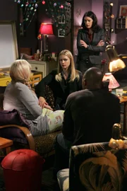 Um den Täter, der sich als Staatsanwalt ausgegeben hat, zu finden, muss Penelope (Kirsten Vangsness, l.) ihren Kollegen Morgan (Shemar Moore, r.), Prentiss (Paget Brewster, stehend) und JJ (AJ Cook, M.) alle Einzelheiten ihres Dates erzählen ...