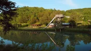 Eine alte Rutsche im ehemaligen Dogpatch-USA-Freizeitpark erinnert noch an seine lebendige Vergangenheit.