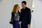 Peter Burke (Tim DeKay) nutzt das offensichtliche Interesse der "Hearts Wide Open"-Mitarbeiterin Melissa (Jenifer Ferrin) an seiner Person, um an Informationen zu der vermeintlichen Wohltätigkeitsorganisation zu kommen.