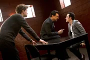 Noch steht das Team vor einem Rätsel, doch Rossi (Joe Mantegna, M.) und Reid (Matthew Gray Gubler, l.) versuchen alles, um von Jack Fahey (Patrick Fischler, r.) etwas über Prentiss Aufenthaltsort herausfinden ...