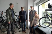 Lars (Ingo Naujoks, 2.v.l.), Finn (Sven Martinek, l.) verhören den Fahrradhändler Malik Ünal (Neil Malik Abdullah, 2.v.r.) und dessen Frau Julia (Pauline Knof, r.). Die Tote war Auszubildende in dem Geschäft.
