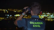 Civil Guardian schaut durch ein Fernglas