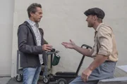 Als sich Kevin (Justin Hartley, r.) beim Dreh am Meniskus verletzt, möchte er die Produktion nicht aufhalten und aus Angst, seinen Job zu verlieren, verschweigt er seine Verletzung dem Produzenten (Brian Grazer, l.).