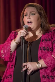 Beweist Mut und kommt dadurch an ihr erstes Engagement als Sängerin: Kate (Chrissy Metz) ...