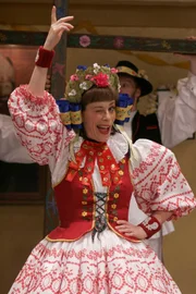 Während Lois (Jane Kaczmarek) sich im Folkloretanz in Zeug legt, nutzten Hal und Reese ihre Abwesenheit aus, um sich abends Horrorfilme rein zu ziehen ...