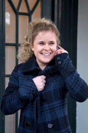 ARD HEITER BIS TÖDLICH - MORDEN IM NORDEN, neue Krimiserie am Vorabend mit 16 Folgen, Folge 12 "Amsel, Drossel, Fink und Mord", am Dienstag (15.05.12) um 18.30 Uhr im Ersten. Sandra Schwartenbeck (Marie Luise Schramm) hat sich hübsch gemacht, hat sie ein Date?