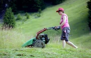 Nadia Ennemoser mit Mähmaschine.