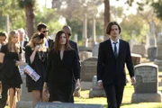 Ein schwerer Gang wartet auf JJ (A. J. Cook, l.), Garcia (Kirsten Vangsness, 2.v.l.), Hotch (Thomas Gibson, 3.v.l.), Alex (Jeanne Tripplehorn, 3.v.r.), Morgan (Shemar Moore, 2.v.r.) und Reid (Matthew Gray Gubler, r.) ...