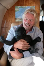 Richard Branson mit Tiya