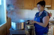 Waltraud Thaler beim Knödel kochen.