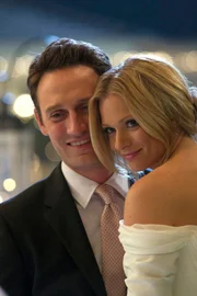Der glücklichste Tag in ihrem Leben: Will (Josh Stewart, l.) und JJ (A. J. Cook, r.) ...