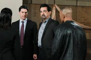 In einem bewachten Wohnviertel in New Mexico werden mehrere Frauen in ihren Häusern ermordet. Prentiss (Paget Brewster, l.), Hotch (Thomas Gibson, 2.v.l.), Rossi (Joe Mantegna, 2.v.r.) und Morgan (Shemar Moore, r.) vesuchen alles, um den Täter ausfindig zu machen ...