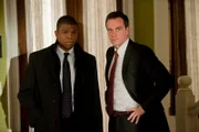 Peter (Tim DeKay, re.) bittet Agent Jones (Sharif Atkins), Neals undurchsichtigen Freund Mozzie im Auge zu behalten.