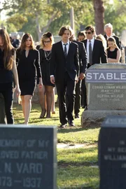 Müssen von einem Teammitglied Abschied nehmen: Alex (Jeanne Tripplehorn, l.), Garcia (Kirsten Vangsness, 2.v.l.), Reid (Matthew Gray Gubler, M.) und Hotch (Thomas Gibson, 3.v.r.) ...
