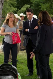 Auf der Suche nach einem gefährlichen Serientäter: Hotch (Thomas Gibson, M.), J.J. (A. J. Cook, l.) und ihre neue Kollegin Alex Blake (Jeanne Tripplehorn, r.) ...