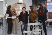 Verzweifelt versuchen Max (Kat Dennings, l.) und Caroline (Beth Behrs, 2.v.l.), Geld für die Miete aufzutreiben - und das sogar bei ihren Freunden und Kollegen Han (Matthew Moy, M.), Earl (Garrett Morris, 2.v.r.) und Oleg (Jonathan Kite, r.) ...