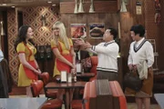 NELLA FOTO, DA SINISTRA: KAT DENNINGS (MAX BLACK), BETH BEHRS (CAROLINE CHANNING), MATTHEW MOY (HAN LEE), KAREN MARUYAMA (SU-MIN)