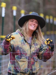 Misty Raney bei der Restaurierung eines Gewächshauses