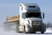 Am 18. Tag der Saison haben die 'Ice Road Truckers' bereits über 3.000 Ladungen zu den Diamantenminen gebracht. Jedoch müssen noch 7.000 weitere über die Eisstraßen transportiert werden. Die Temperaturen steigen, die Transporte werden schwerer und das Eis ist nicht einmal einen Meter dick.